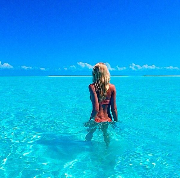 Блондинка на море со спины