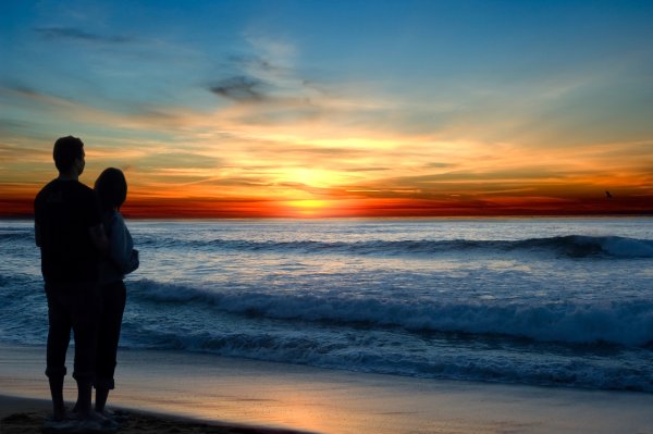 Парень с девушкой на берегу моря