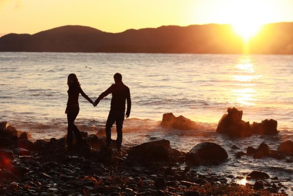 Влюбленные на берегу моря