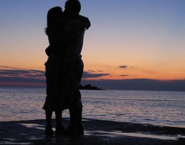 Пара на берегу моря