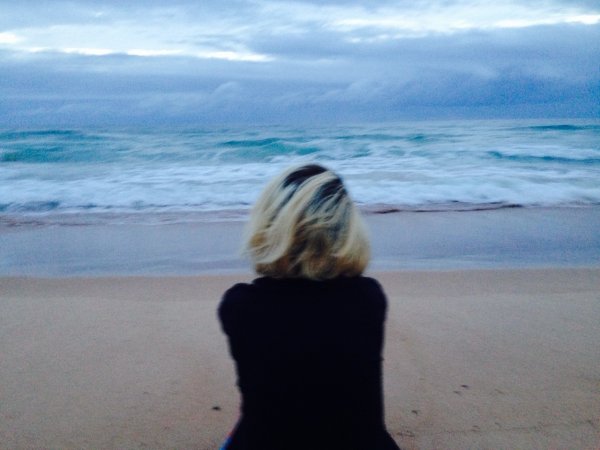 Блондинка с каре со спины