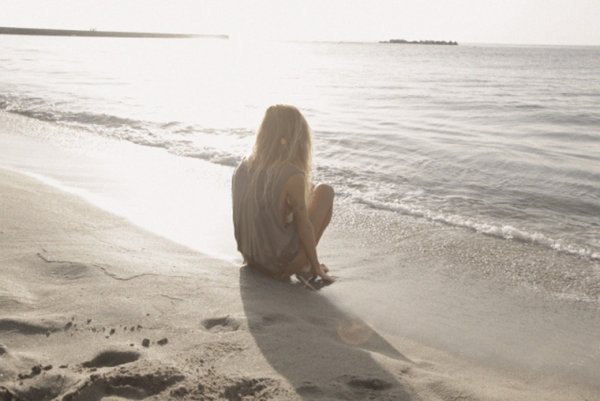 Девушка на море светлые волосы