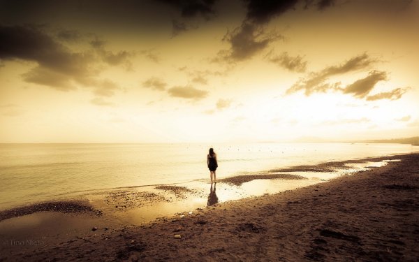 Одинокая фигура на берегу моря