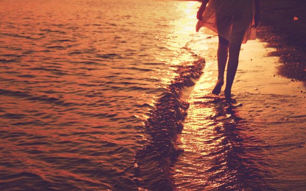 Девушка купается в море на закате