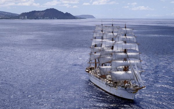 Море горы вдали