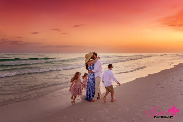 Семья на берегу моря