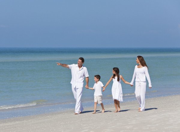 Счастливая семья с двумя мальчиками