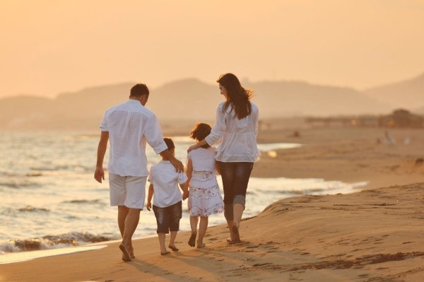 Счастливая семья на море