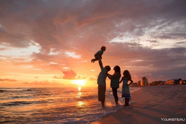 Семья на побережье
