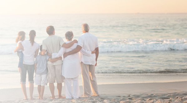 Семья на берегу моря