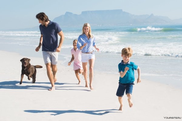 Семья на берегу моря