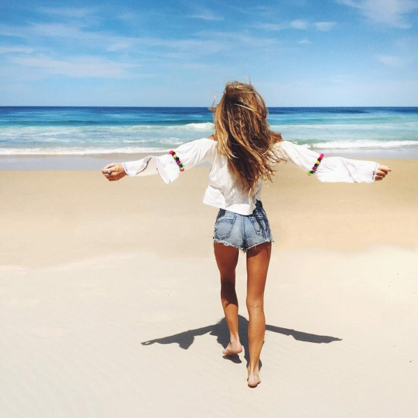 Девушка на пляже Эстетика