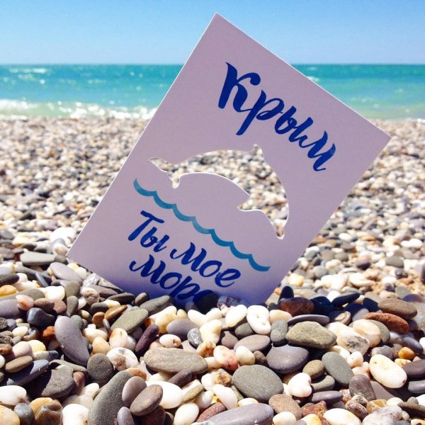 Девушка в шляпе на пляже