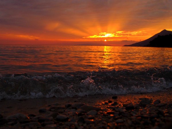 Красный закат на побережье