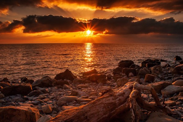 Красивый закат на черном море