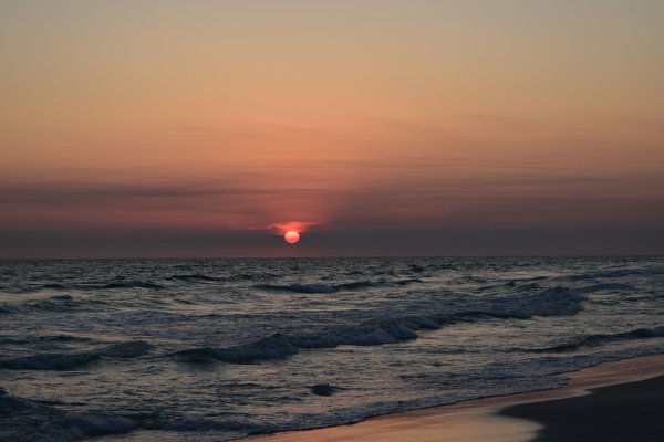 Темный закат на море