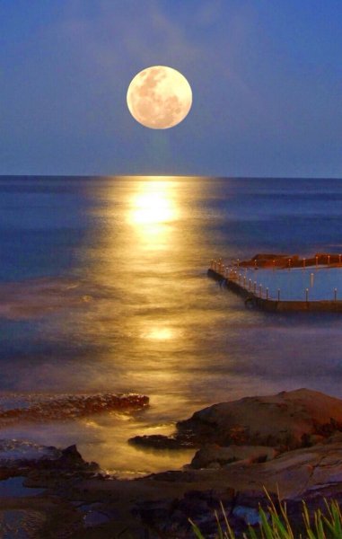 Луна на закате