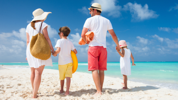 Семья на море