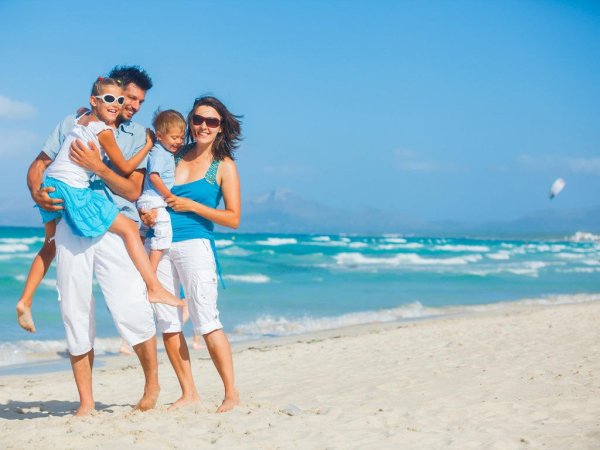 Семья на море