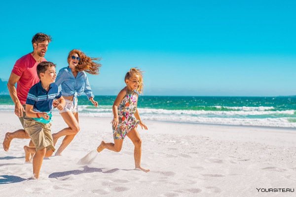 Семья на море