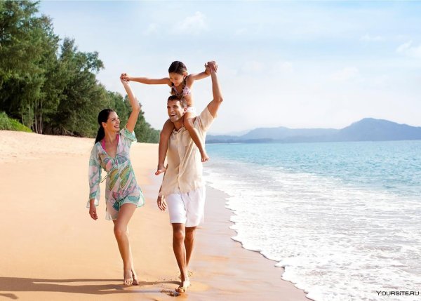 Счастливая семья на пляже