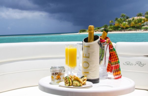 Завтрак с шампанским на море