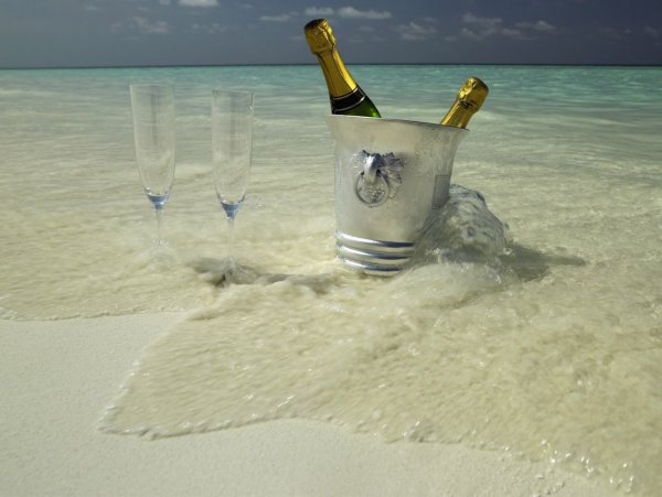 Шампанское и море
