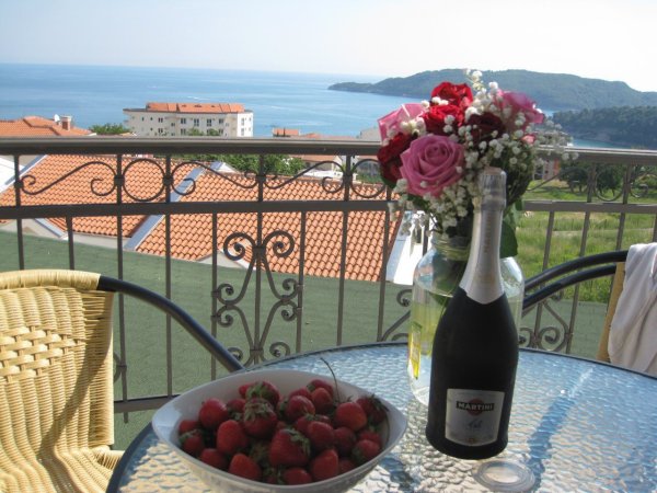 Шампанское с клубникой на берегу моря