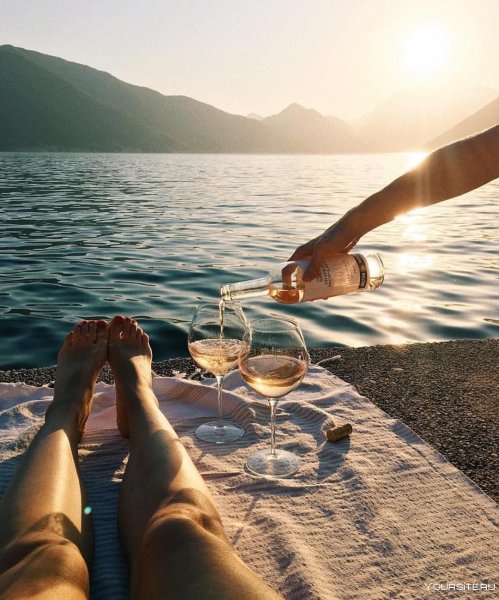 Бокал шампанского на берегу моря