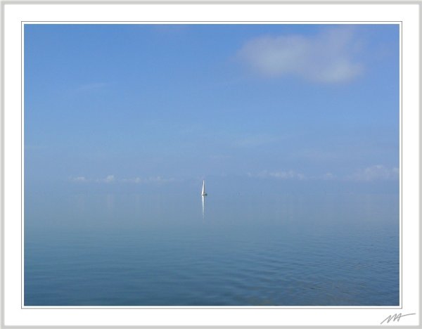Парус одинокий в тумане моря голубом