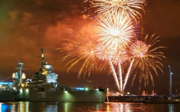 Салют в Новороссийске на день ВМФ
