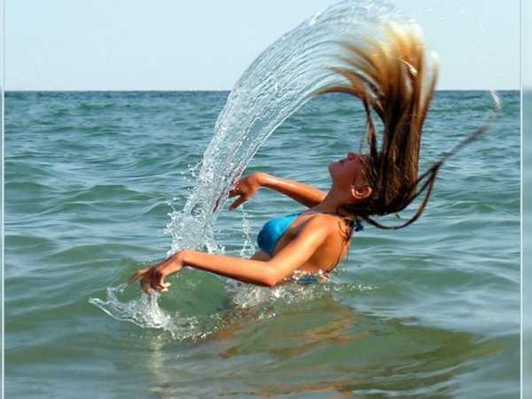 Взмах волосами в воде