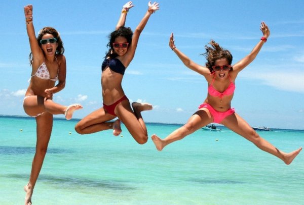 Три подруги на море