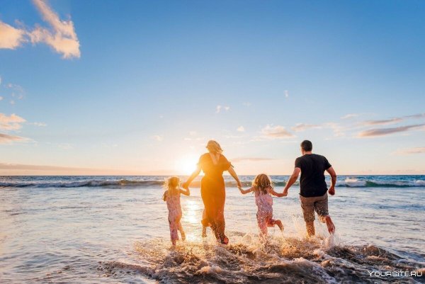 Счастливая семья на море