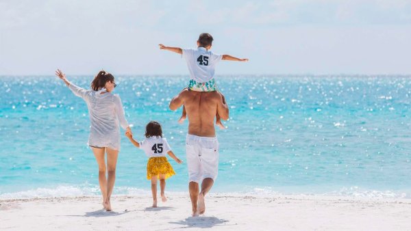 Семья на море