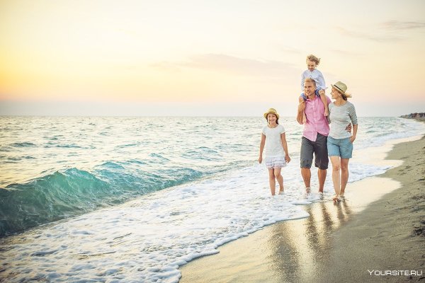Семья на море
