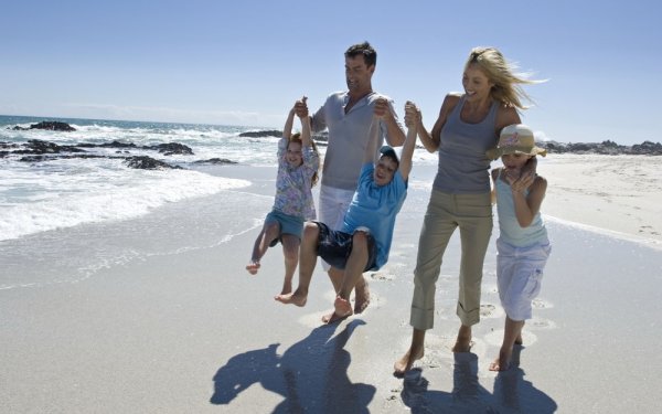 Семья на море