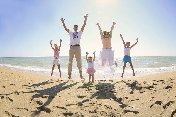 Семья на берегу океана
