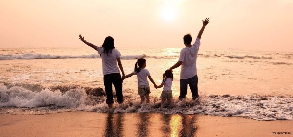 Счастливая семья с детьми на море