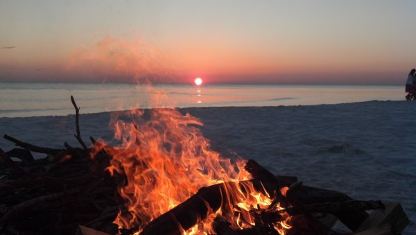 Костер на берегу моря на закате