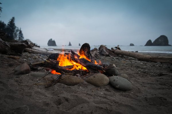 Костер на берегу моря