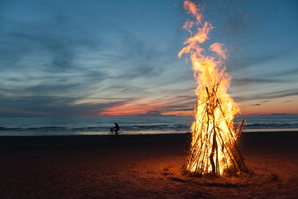 Костер на берегу моря