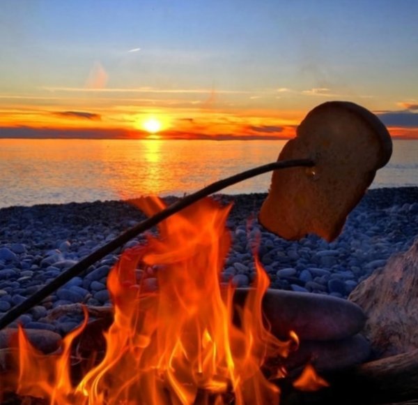 Костер на берегу моря