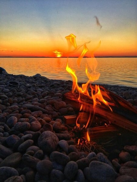 Костер на берегу моря