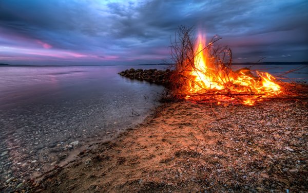 Костер на берегу моря