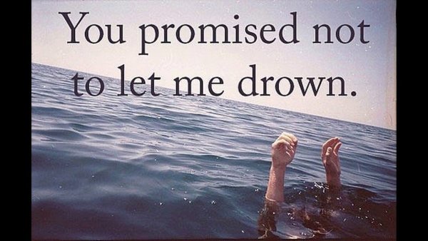 Девушка в море тонет