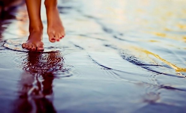 Мужчина на фоне моря