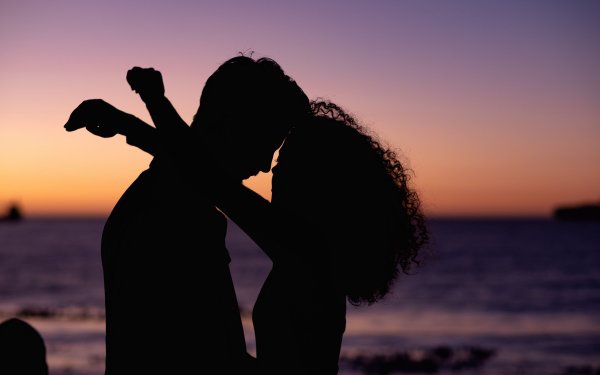 Влюбленная пара на закате