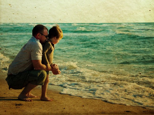 Брюнетка с ребенком на море