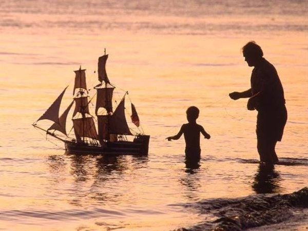 Мужчина с ребенком со спины